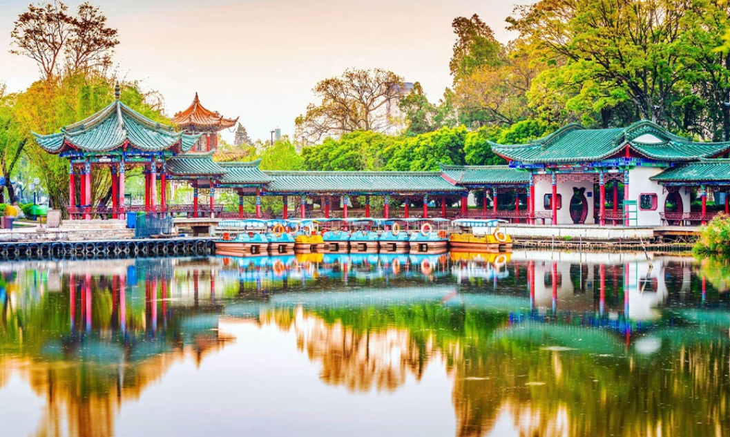 Điểm Đến Mùa Thu Trung Quốc tuyệt đẹp Đại Quan Lâu gồm hai cửa, hướng về phía bắc và phía nam. Cổng phía nam (mặt tiền) nổi bật hơn với tầm nhìn hướng ra hồ Điền Trì;